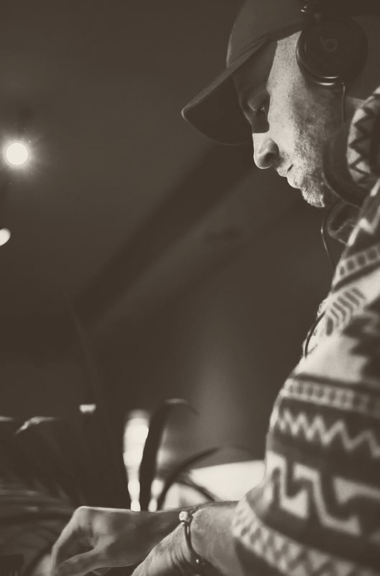 Rexonate performing behind the decks